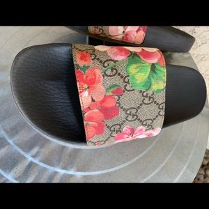 GUCCI SLIDES!!